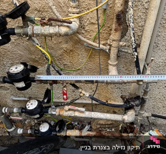 מד מים, צינורות, סרט מדידה, קיר חיצוני